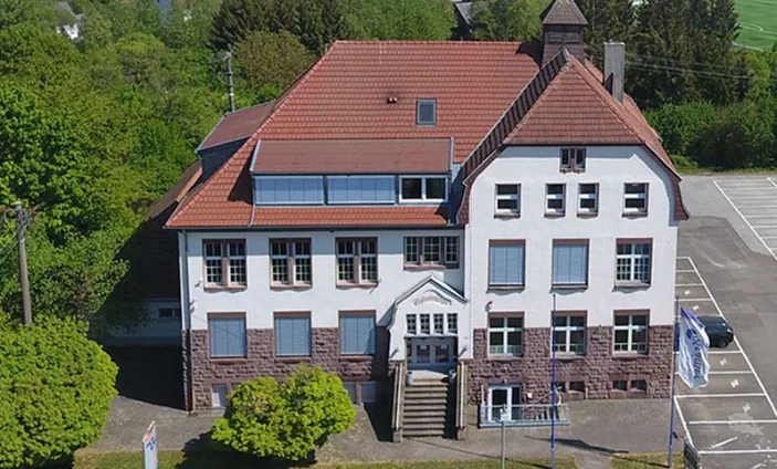 Hauptsitz der Krämer IT in Eppelborn, Saarland — Firmengebäude mit rotem Ziegeldach